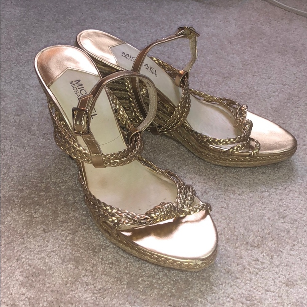 MICHAEL KOHRS GOLD WOVEN WEDGES